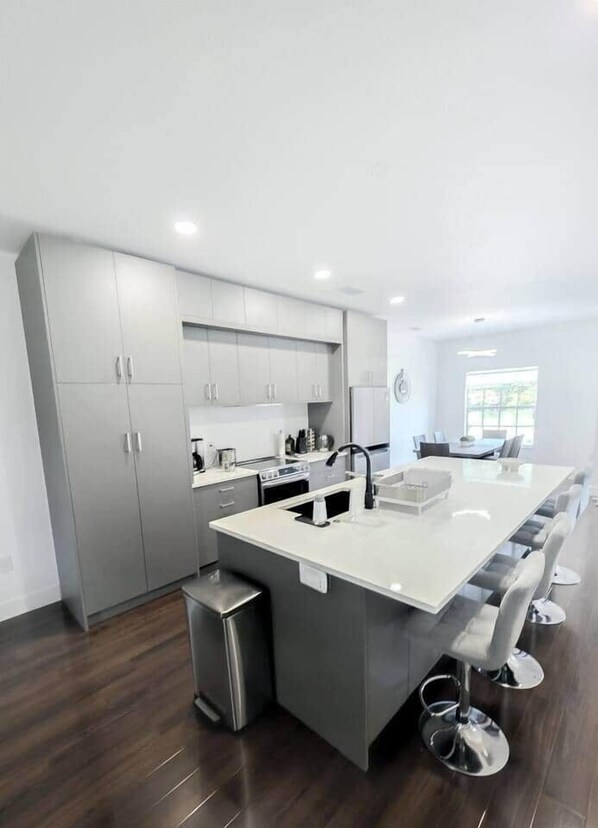 Kühlschrank, Ofen, Herdplatte, Geschirrspüler