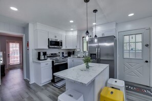 Een koelkast, een microgolfoven, een oven, een kookplaat