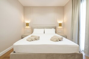 1 slaapkamer, een kluis op de kamer, een bureau