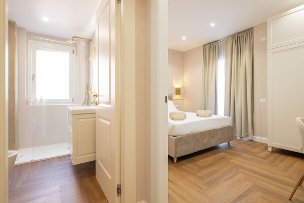 1 Schlafzimmer, Zimmersafe, Schreibtisch, Bügeleisen/Bügelbrett