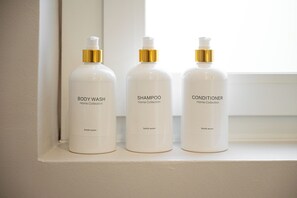 Dusche, Haartrockner, Bidet, Handtücher