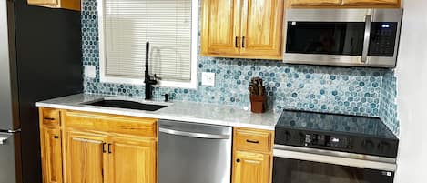 Microonde, forno, piano cottura, lavastoviglie