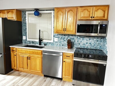Charming 3-bedroom lake front house with WiFi, AC on marvelous West Battle Lake