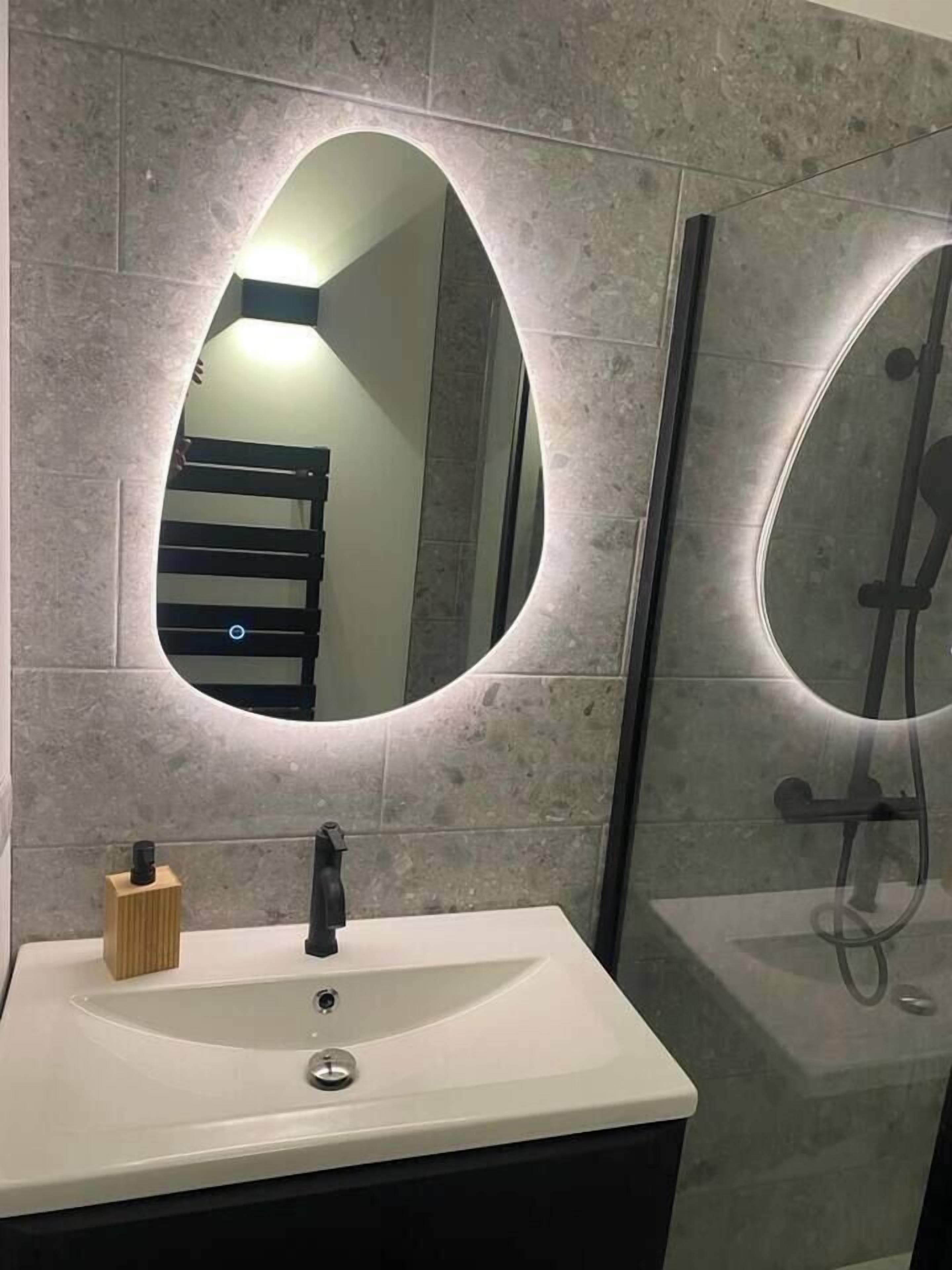 Amenidades de baño gratuitas, secadora de cabello, toallas 