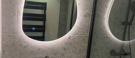 Amenidades de baño gratuitas, secadora de cabello, toallas