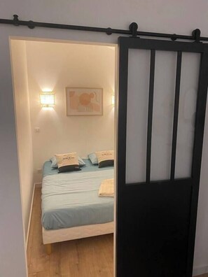 1 slaapkamer, een bureau, een strijkplank/strijkijzer, wifi