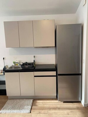 Kühlschrank, Mikrowelle, Herdplatte, Wasserkocher mit Kaffee-/Teezubehör