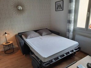Iron/ironing board, WiFi, bed sheets