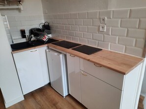 Fridge, microwave, stovetop, coffee/tea maker