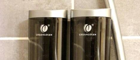 Zwei CHUANGDIAN-Shampoodispenser an einer gefliesten Wand.