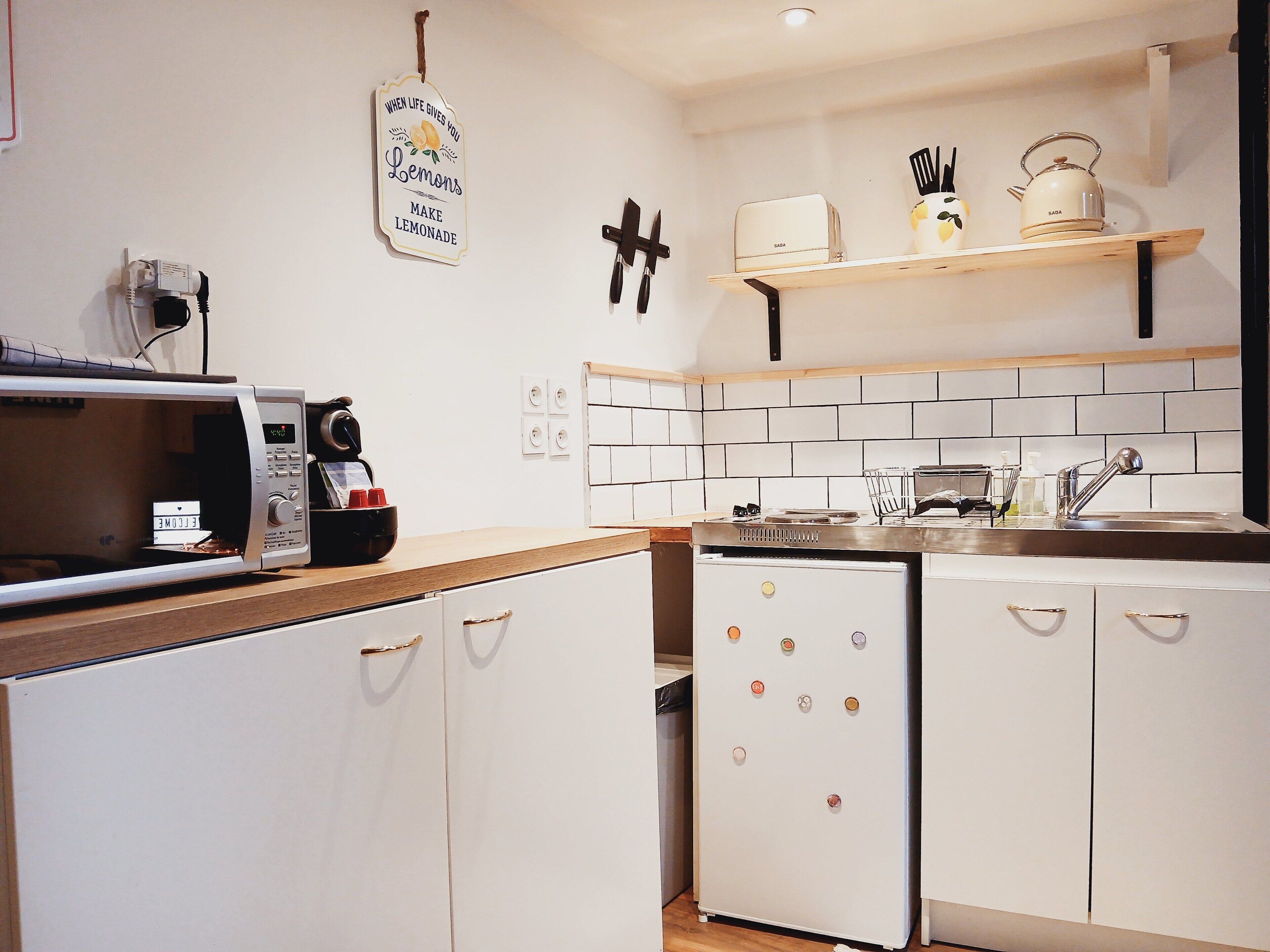 Réfrigérateur, micro-ondes, plaque de cuisson, grille-pain