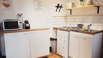 Réfrigérateur, micro-ondes, plaque de cuisson, grille-pain