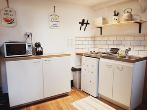 Réfrigérateur, four à micro-ondes, surface de cuisson, grille-pain