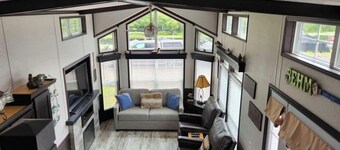 Cozy 2-bedroom campground in charming Larsen with AC