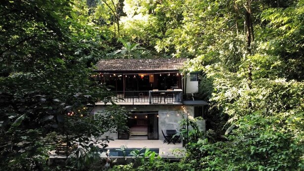 A two-story house with a balcony, surrounded by dense greenery. - New years special! Your private jungle escape! (Quepos)