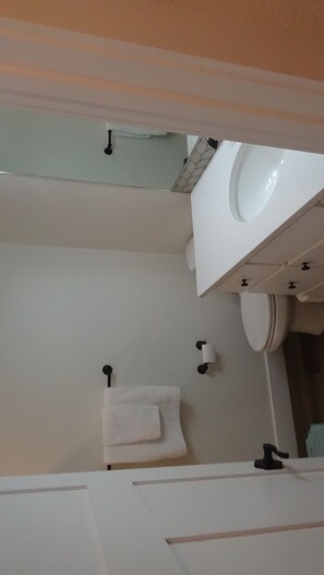 Dusj, hårføner, håndklær og såpe