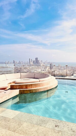 Outdoor pool - Cozy Stay in Murano Centro. You'll love the Sky Pool View. (Cartagena de Indias)