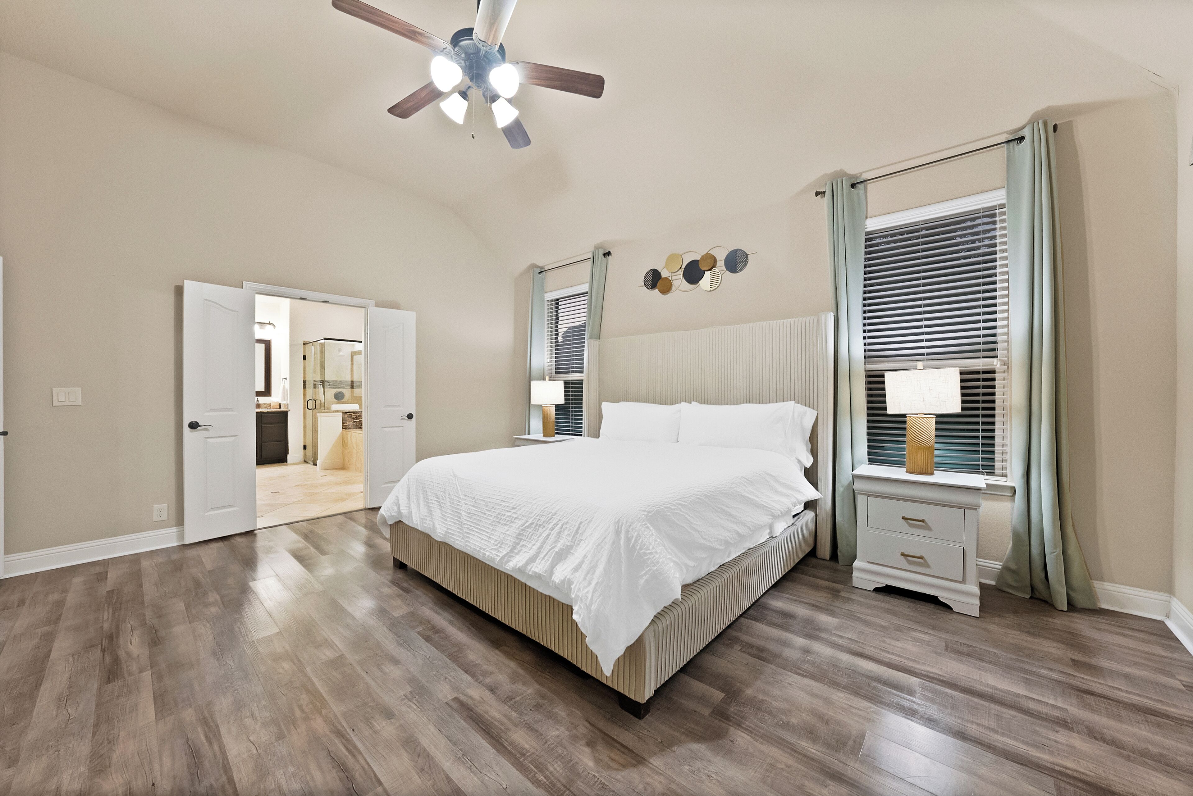 5 chambres, bureau, fer et planche à repasser, lit parapluie