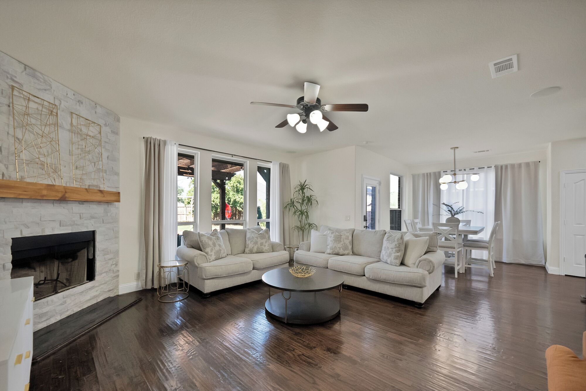 TV connectée, cheminée, table de tennis de table, livres