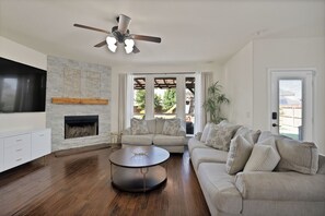 Smart-TV, Kamin, Tischtennisplatte, Bücher