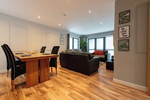 Departamento Confort | Área de sala de estar | Televisión de pantalla plana 