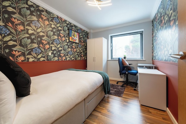 Appartement Confort | Rideaux occultants, fer et planche à repasser, Wi-Fi gratuit
