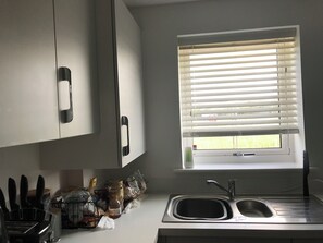 Fridge, microwave, oven, stovetop - Modern 2-Bed Home | Entire Place | Ideal for Contractors & Families (Sittingbourne)