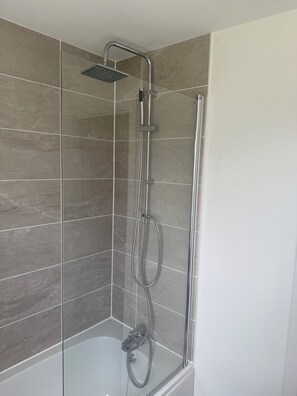 Towels, soap, toilet paper - Modern 2-Bed Home | Entire Place | Ideal for Contractors & Families (Sittingbourne)