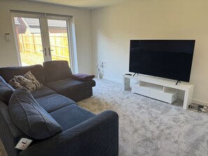 Living area - Modern 2-Bed Home | Entire Place | Ideal for Contractors & Families (Sittingbourne)