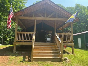Exterior - Lovely 2-bedroom off-grid cabin deep in the woods (Iron river)