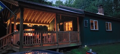 Lovely 2-bedroom off-grid cabin deep in the woods