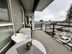 Property grounds - Ventura In Downtown, walking distance to all essentials. (Abbotsford)