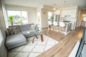 TV - Ventura In Downtown, walking distance to all essentials. (Abbotsford)