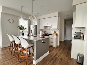 Microwave, oven, stovetop, dishwasher - Ventura In Downtown, walking distance to all essentials. (Abbotsford)