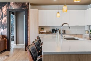 Fridge, microwave, oven, stovetop - Bed & Barrel: Uncork & Unwind| Balcony, Pool, Gym (Nashville)