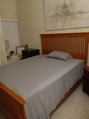 1 bedroom, WiFi, bed sheets - Quiet 1-bedroom, private bath in wonderful Wellington. Gated, safe community. (Wellington)