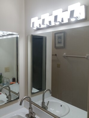 Hair dryer, towels, soap - Quiet 1-bedroom, private bath in wonderful Wellington. Gated, safe community. (Wellington)