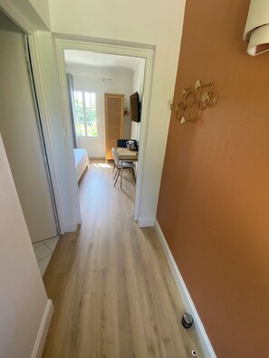 1 bedroom, WiFi, bed sheets - Chambre d'hôtes Gascogne with swimming pool at domaine de pouzergues near Agen (Laplume)