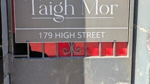 Une enseigne pour le Taigh Mor, situé au 179, High Street.