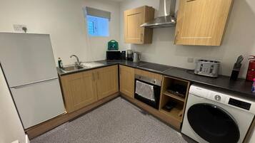Full-sized fridge, microwave, oven, stovetop