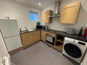 Frigorífico grande, microondas, horno y placa de cocina