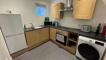 Geladeira grande, micro-ondas, fogão, cooktop