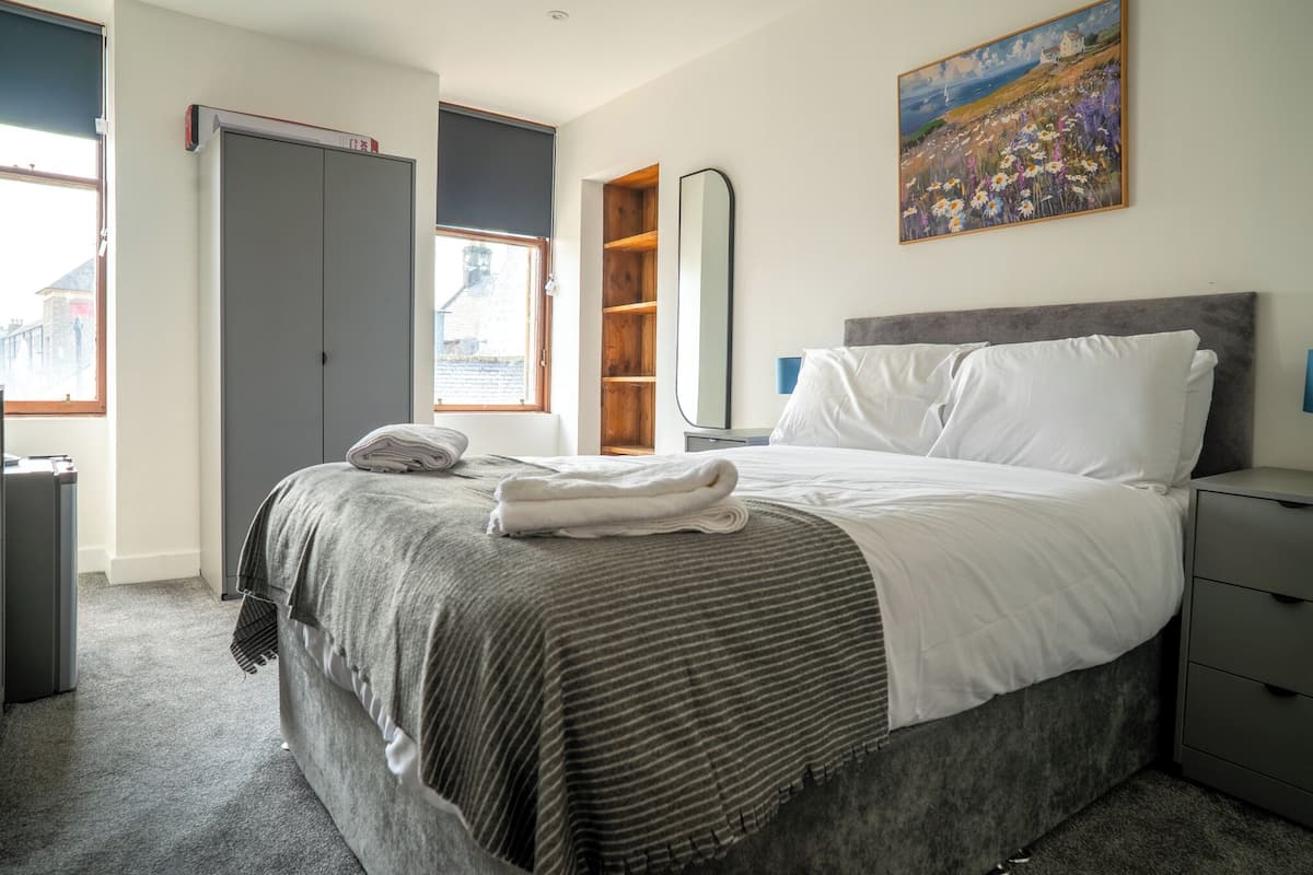 Schreibtisch, Bügeleisen/Bügelbrett, kostenloses WLAN, Bettwäsche