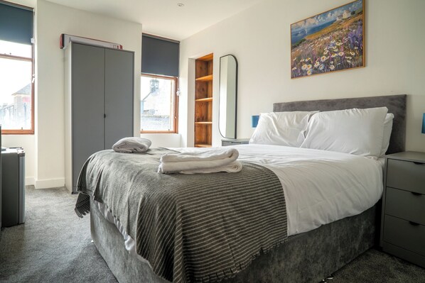 Desk, iron/ironing board, free WiFi, bed sheets - Taigh Mor (Elgin)