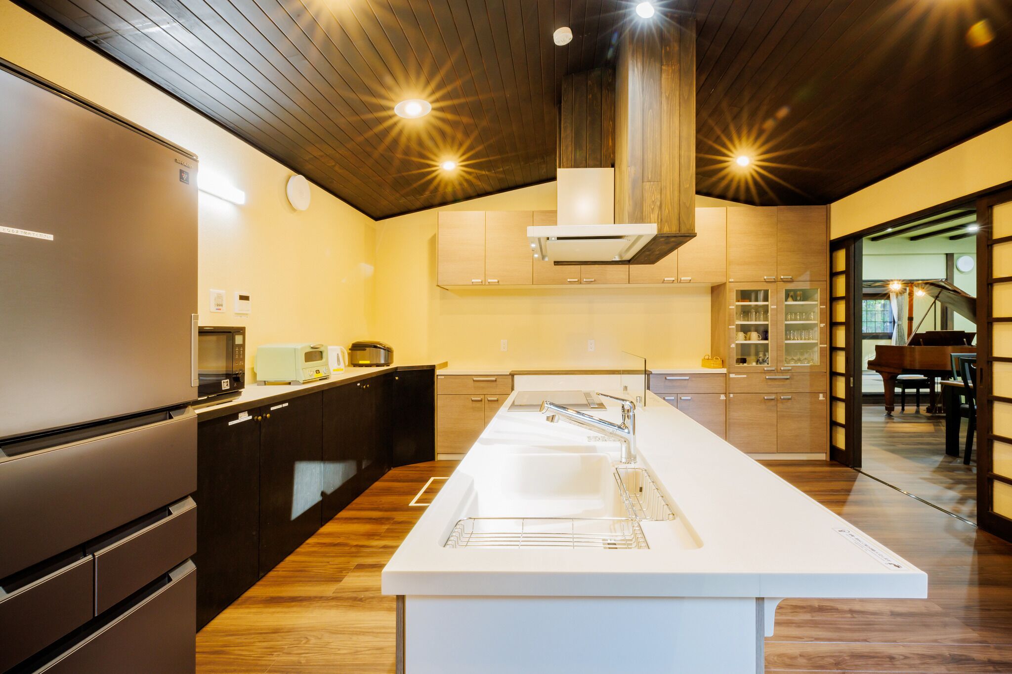 Geladeira, micro-ondas, talheres/pratos/utensílios de cozinha