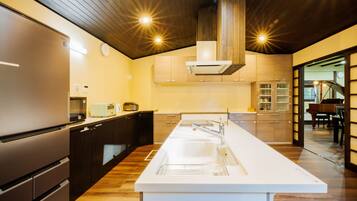 Refrigerador, microondas y utensilios de cocina