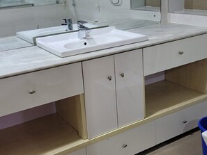 Toallas, jabón, papel de baño 