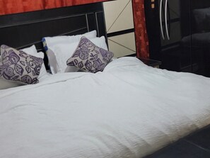 WiFi, bed sheets