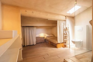 Apartment | 1 bedroom, laptop workspace, bed sheets