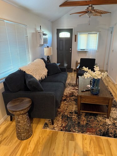 Cozy East Haven Home • Near Beach & Yale